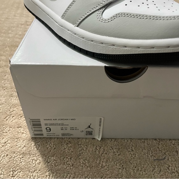 Jordan | Air Jordan 1 Women’s ‘Grey Fog’ Mid - Picture 11 of 11